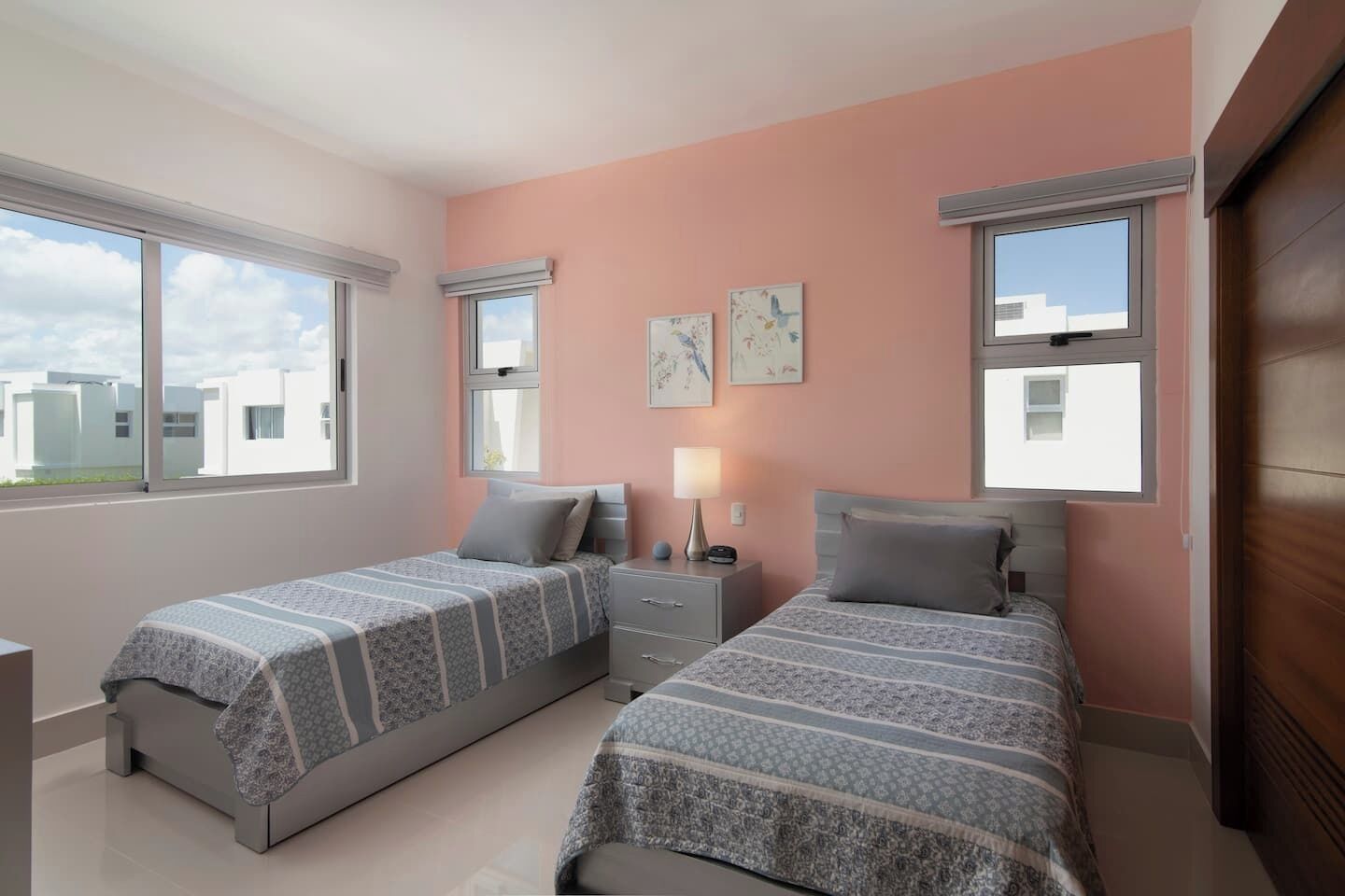 3 slaapkamers, een strijkplank/strijkijzer, gratis wifi, beddengoed
