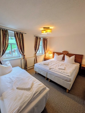 5 bedrooms, iron/ironing board, WiFi, bed sheets