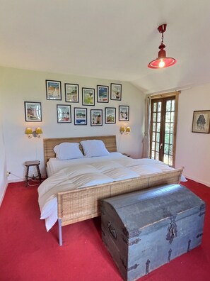 4 bedrooms, desk, WiFi