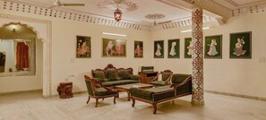 Coin salon dans le hall