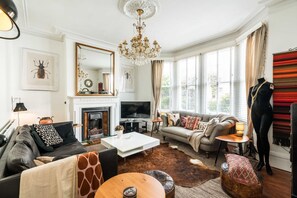 Casa (3 Bedrooms) | Zona de estar | Una oficina