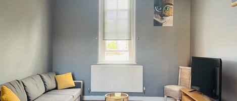 Apartment (2 Bedrooms) | Ruang tamu | 1 inci televisyen dengan digital