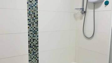 Apartment (2 Bedrooms) | Bathroom | Bathtub, towels