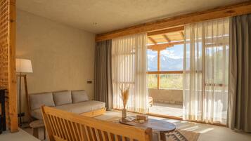 Deluxe Room | Living area | Books