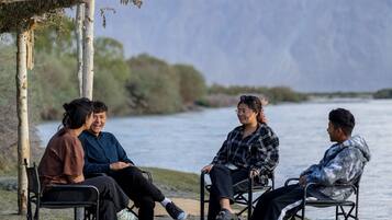 Guests can enjoy casual conversations in a serene lakeside setting.
