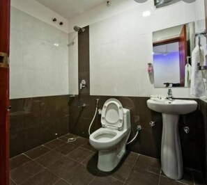 Shower, free toiletries, towels - Hotel Durga Silverline (Jodhpur)