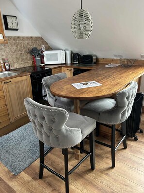 Dining - Cosy studio Flat in the Friendly and Scenic Lochside village of Dalavich, Argyll (Dalavich, Taynuilt)