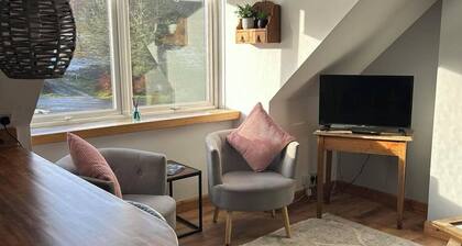 Cosy studio Flat in the Friendly and Scenic Lochside village of Dalavich, Argyll