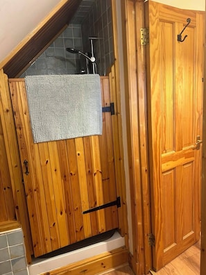 Shower, hair dryer, towels, soap - Cosy studio Flat in the Friendly and Scenic Lochside village of Dalavich, Argyll (Dalavich, Taynuilt)