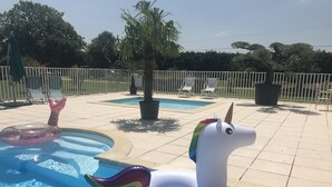 Ein Schwimmbad mit aufblasbaren Einhorn- und Meerjungfrauen-Schwimmfiguren.