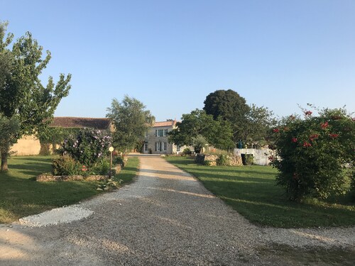 Charentaise avec piscine à 25 minutes des plages