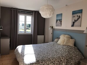 2 quartos, ferros/tábuas de passar roupa, berço de viagem