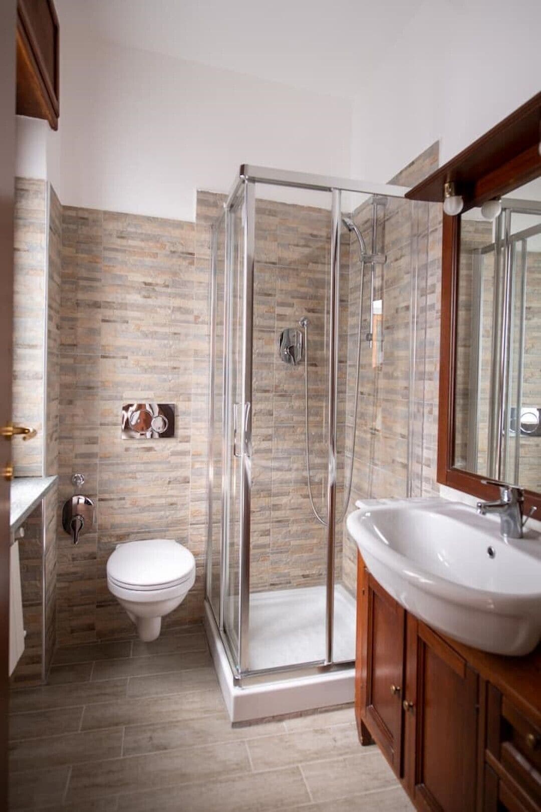 Dusche, Haartrockner, Bidet, Handtücher