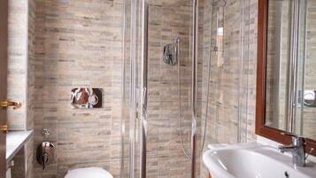 Dusche, Haartrockner, Bidet, Handtücher
