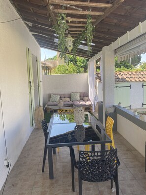 Outdoor dining - Maison Familiale (Saint-Just)