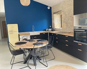 Réfrigérateur, four à micro-ondes, un four, surface de cuisson