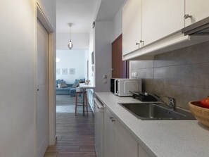 Refrigerador, microondas, cafetera y tetera y tetera eléctrica 