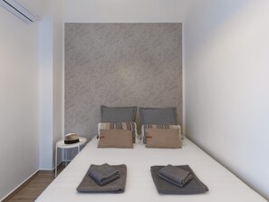 2 habitaciones y tabla de planchar con plancha 