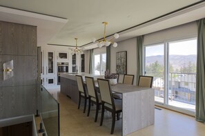 Dining - Boutique retreat with lake view. (peachland)