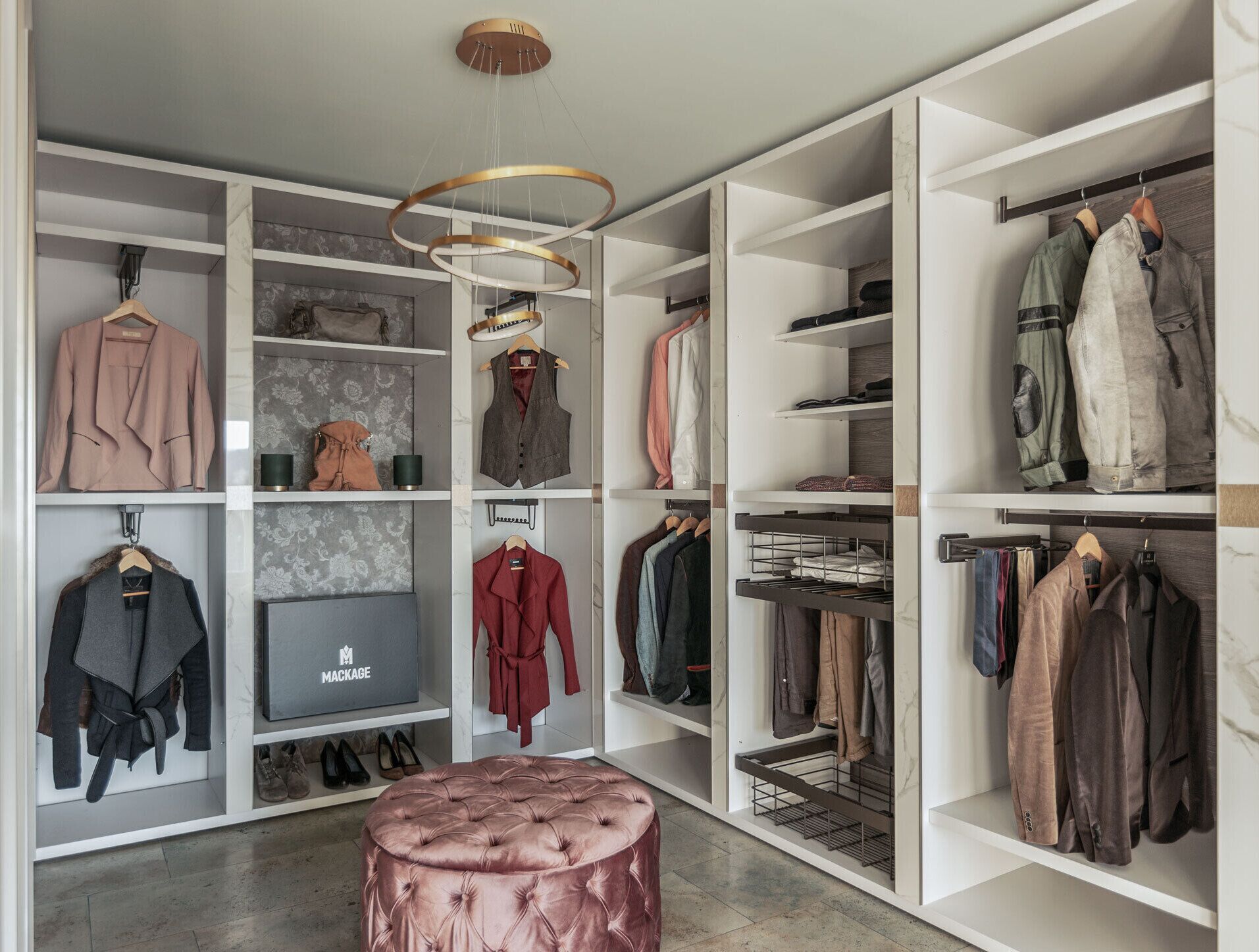 Un dressing moderne, doté de nombreuses étagères et d’espaces de rangement pour les vêtements et les chaussures.