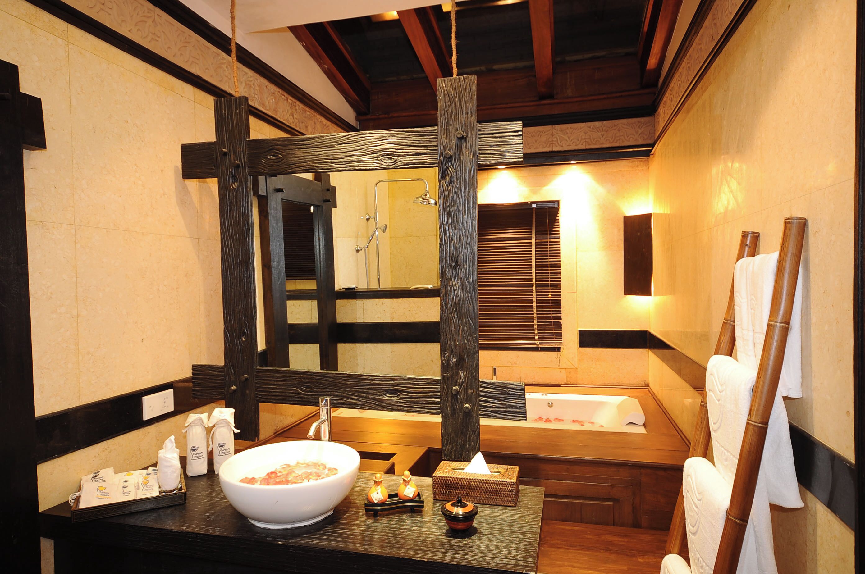 Superior Double Room | Bathroom | Separate bathtub and shower, free toiletries, hair dryer, bathrobes