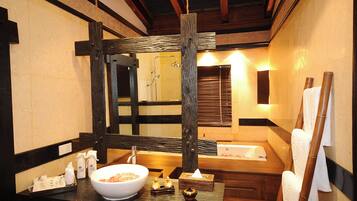 Superior Double Room | Bathroom | Separate bathtub and shower, free toiletries, hair dryer, bathrobes