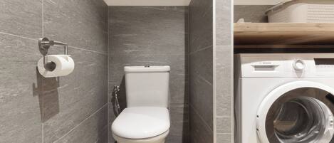 Ducha y bañera combinadas, secador de pelo y toallas