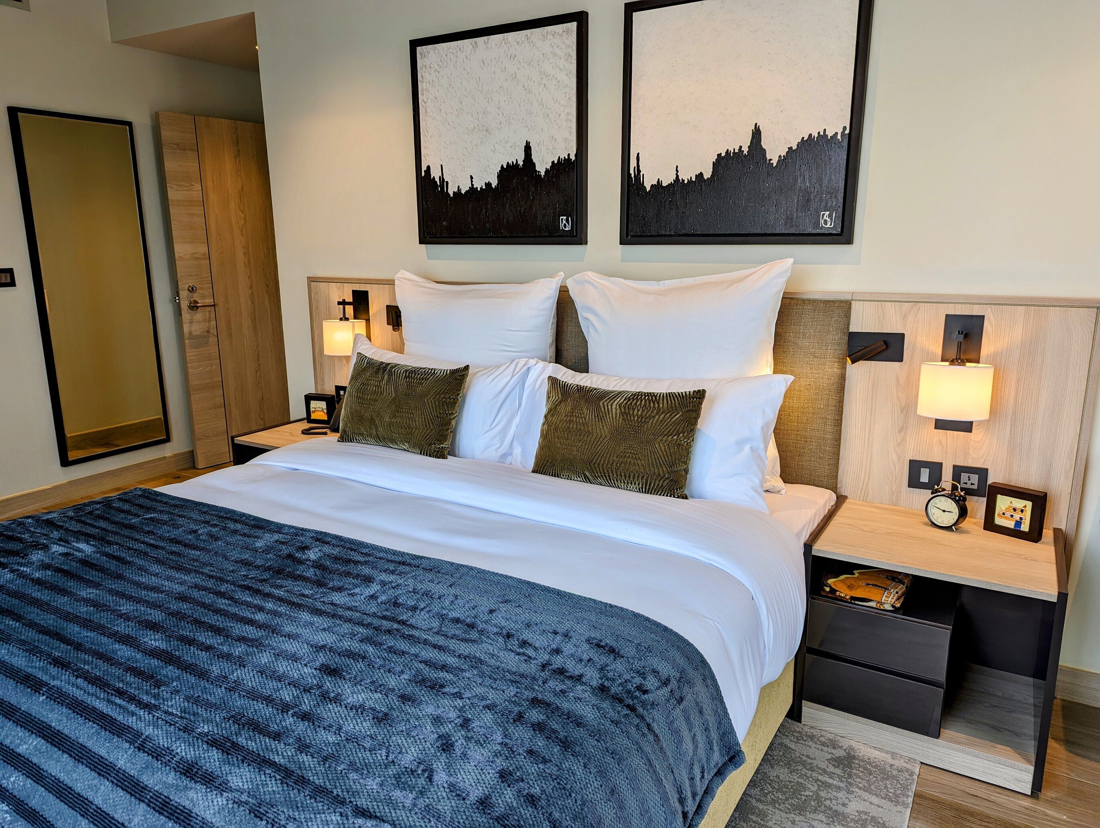 客房内保险箱、办公桌、笔记本电脑工作区、熨斗/熨衣板