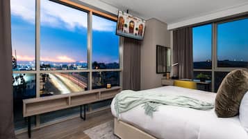 Deluxe kamer, 1 slaapkamer | 1 slaapkamer, een kluis op de kamer, een bureau, een laptopwerkplek