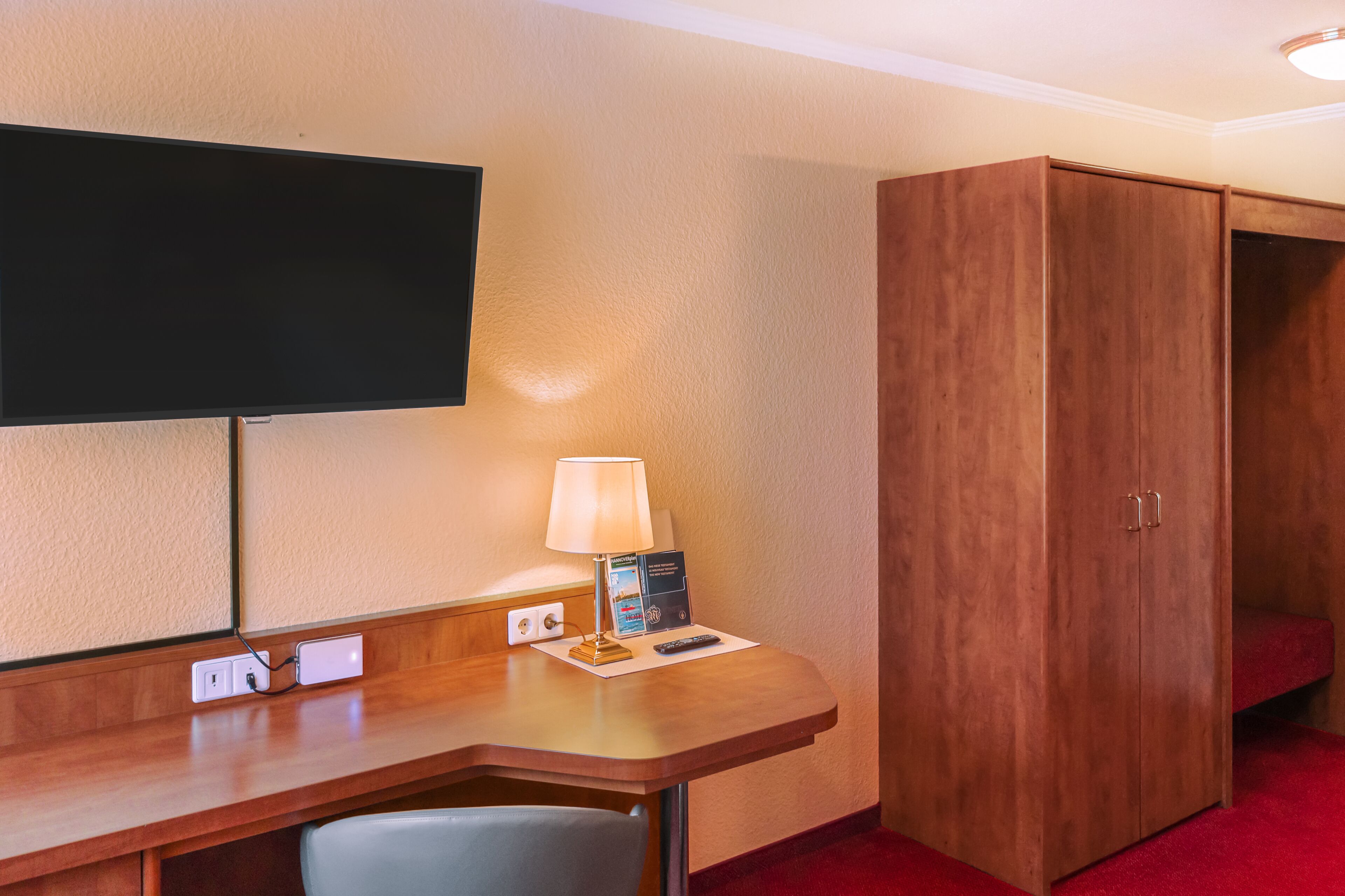 standard single room, 1 single bed, non smoking, private bathroom | 1 bedroom, down duvets, in-room safe, desk