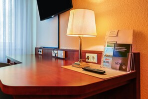 Down duvets, in-room safe, desk, laptop workspace - Hotel Münkel (Hannover)