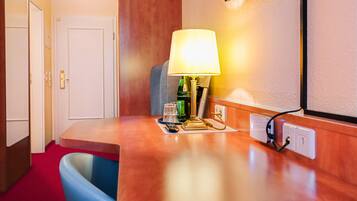 Untuvapeitot, tallelokero huoneessa, työpöytä