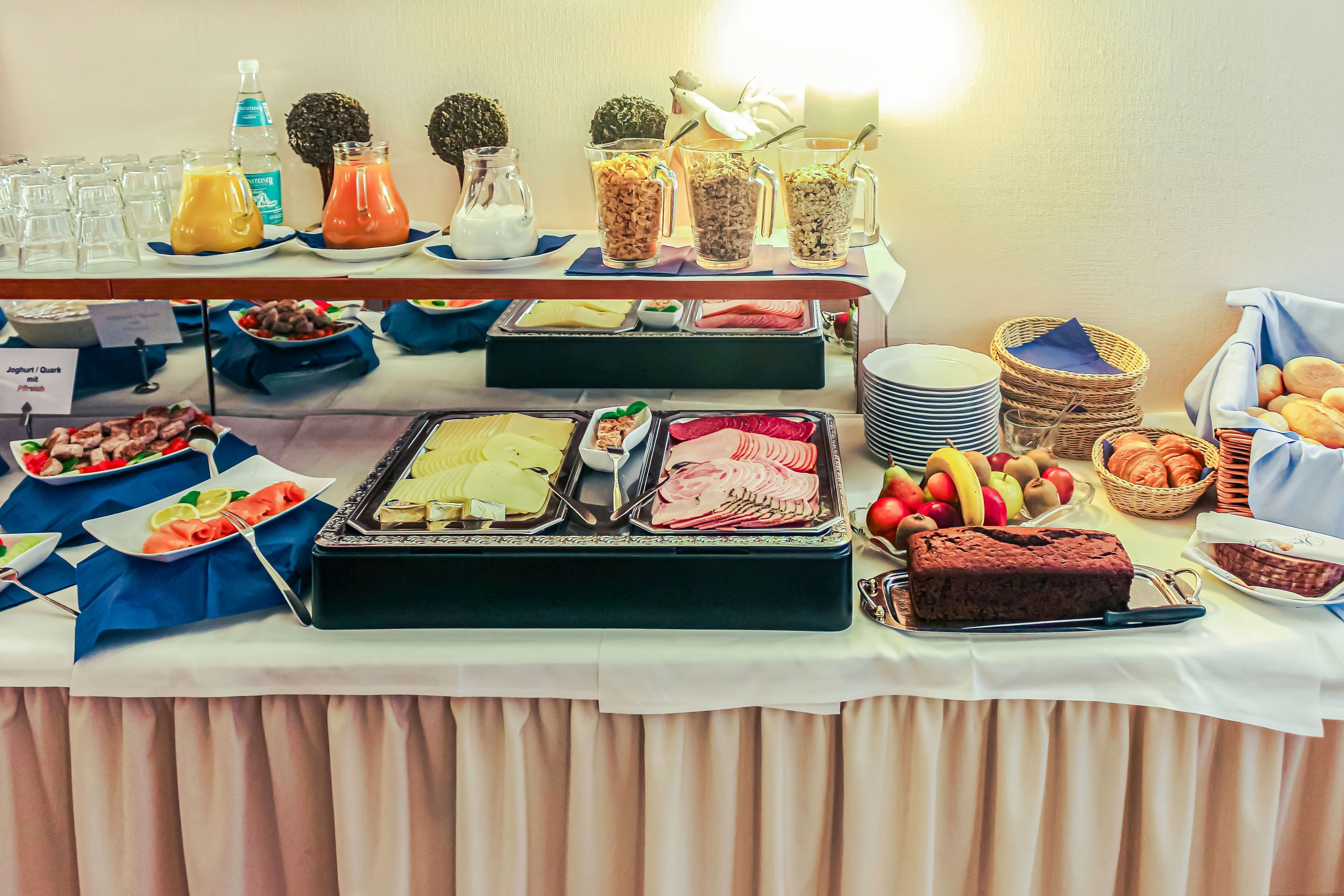 Ein reichhaltiges Buffet mit verschiedenen Speisen, darunter Obst, Gemüse und einer Auswahl an Getränken.