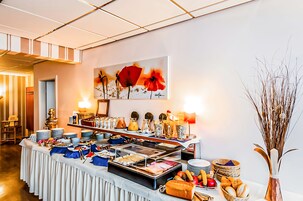 매일 뷔페 아침 식사(1인당 EUR 6.5)