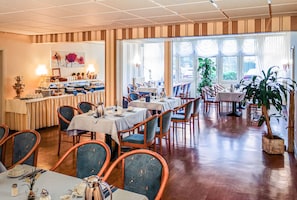 Se ofrece un desayuno bufé (6.5 EUR por persona)