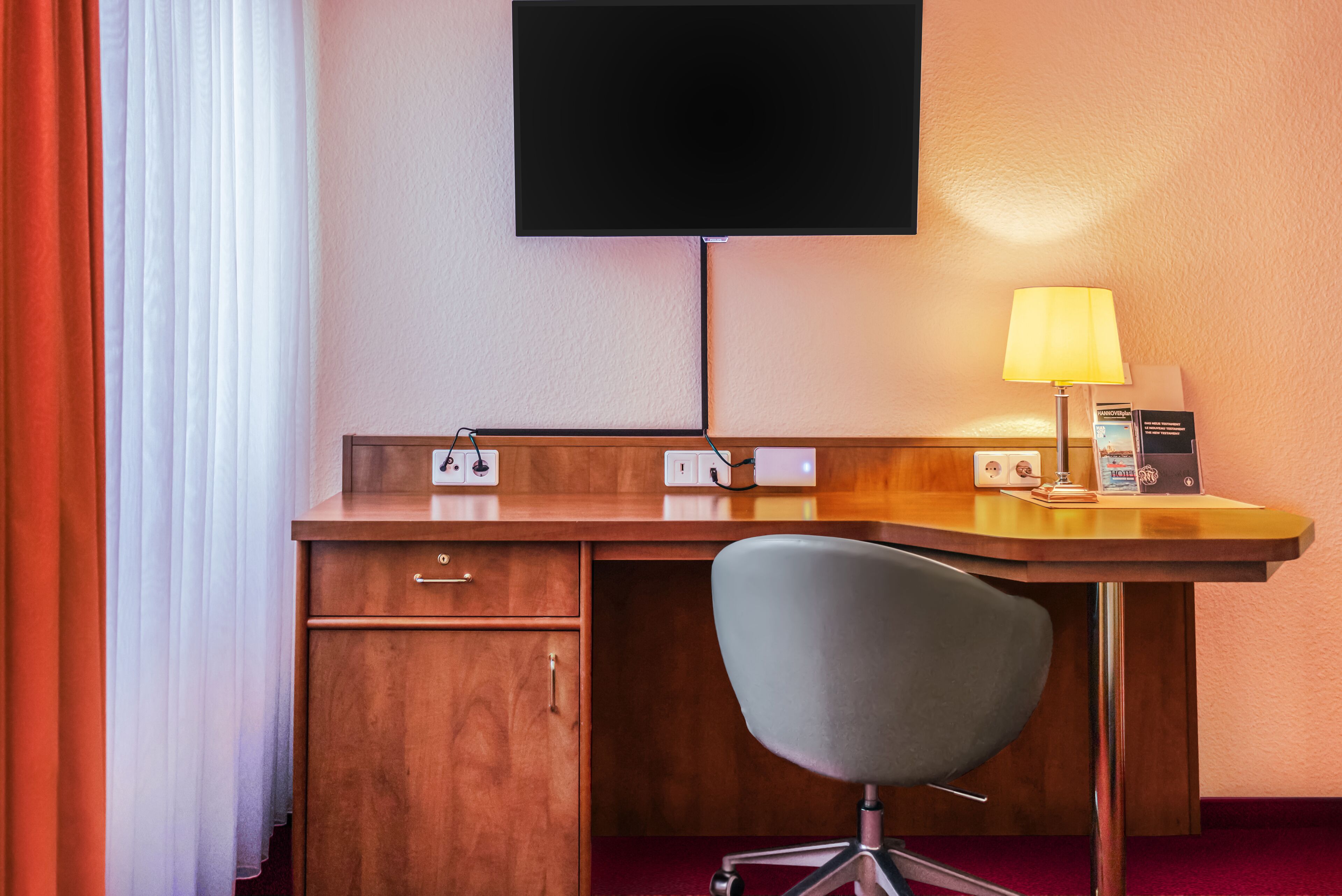 standard single room, 1 single bed, non smoking, private bathroom | 1 bedroom, down duvets, in-room safe, desk