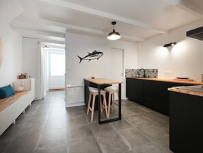 Réfrigérateur, four à micro-ondes, un four, surface de cuisson
