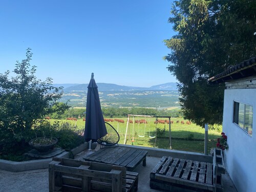 Chalet à 800 m à 30 mn d'Annecy, de Genève et à 45 mn du massif du Jura.