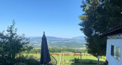 Chalet Ă 800 m Ă 30 mn d'Annecy, de GenĂšve et Ă 45 mn du massif du Jura.