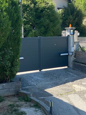 Property grounds - Chalet at 800 m, 30 minutes from Annecy and Geneva and 45 minutes from the Jura mountains. (CRUSEILLES)