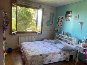 3 bedrooms, WiFi - Chalet at 800 m, 30 minutes from Annecy and Geneva and 45 minutes from the Jura mountains. (CRUSEILLES)