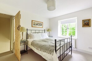 2 habitaciones, tabla de planchar con plancha y cuna de viaje 