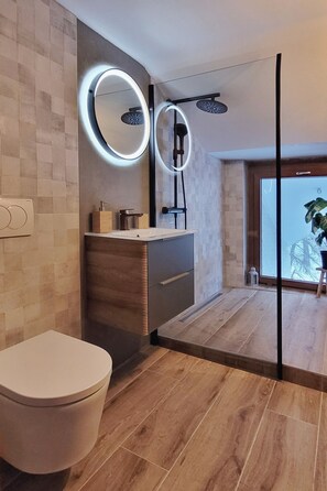 Tina con regadera, amenidades de baño ecológicas, secadora de cabello 