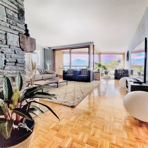 Smart-TV, Kamin, Videospielkonsole, Bücher