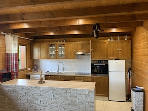 Fridge, microwave, oven, stovetop - COTTAGE LE MONTEBELLO (Bazeilles)