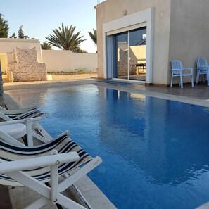 Outdoor pool - Atypical Villa la reine with swimming pool 5 minutes from the beach! (Mezraya)