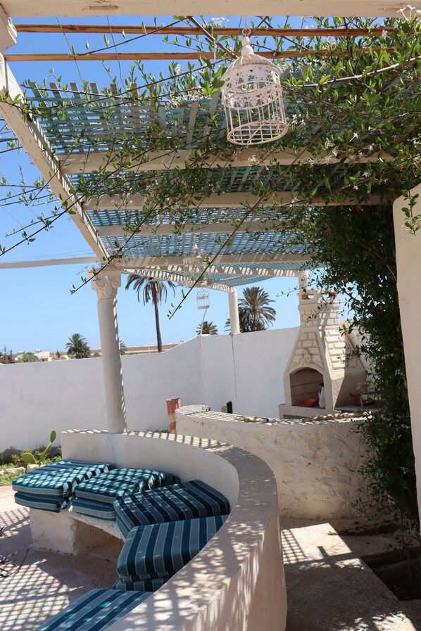 Terrace/patio - Atypical Villa la reine with swimming pool 5 minutes from the beach! (Mezraya)
