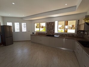 Fridge, microwave, oven, stovetop - Atypical Villa la reine with swimming pool 5 minutes from the beach! (Mezraya)