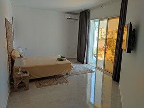 4 bedrooms, iron/ironing board, travel cot, free WiFi - Atypical Villa la reine with swimming pool 5 minutes from the beach! (Mezraya)