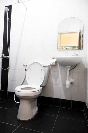 Habitació superior, 1 llit de matrimoni | Bany | Dutxa, sabatilles i tovalloles 